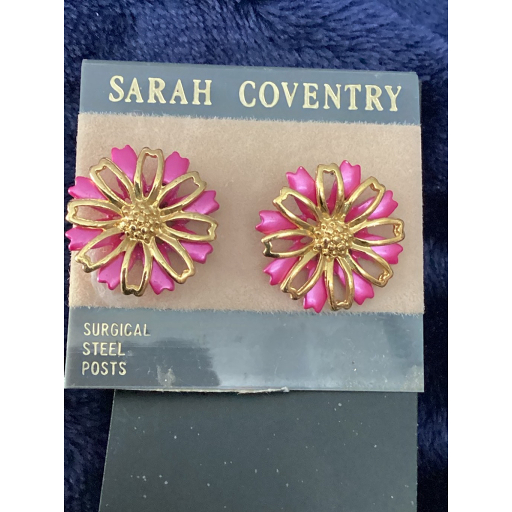 Vintage Sarah Coventry floral design bright pink enamel Earrings NEW 1690